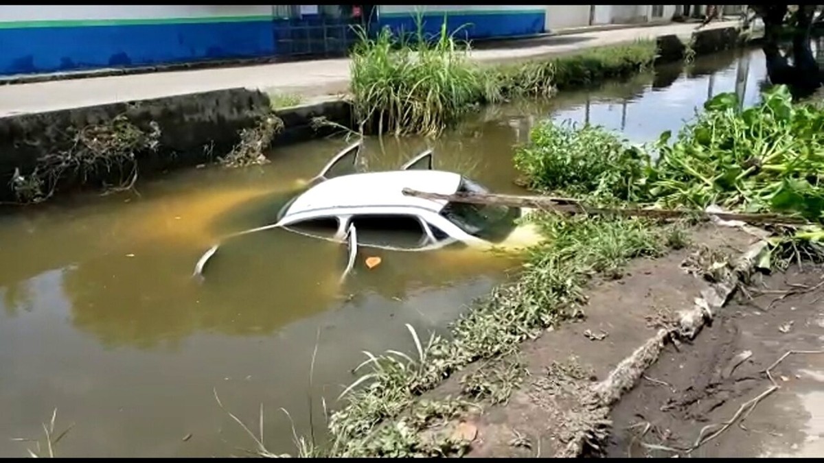 Água invade casas ruas ficam alagadas e carro cai em canal em meio a