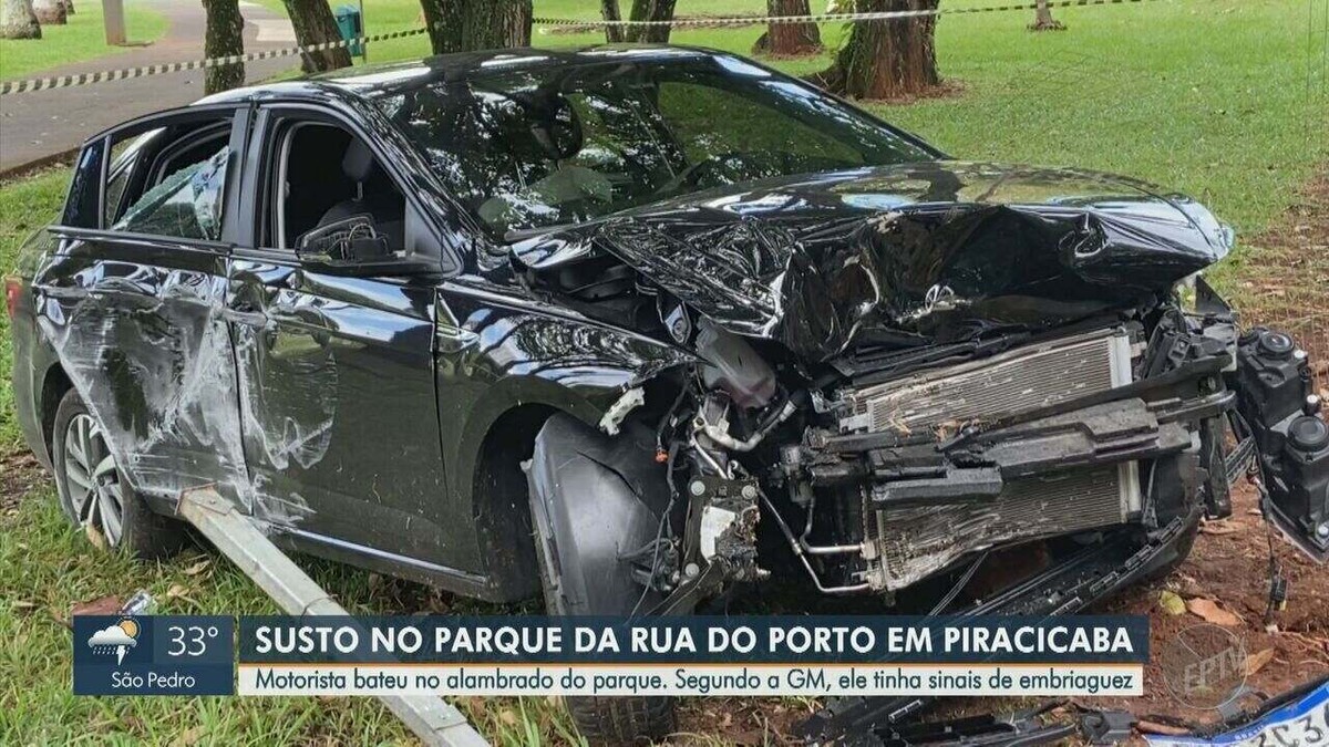 Carro Desgovernado Bate Em Rvore E Invade Rea De Lazer Da Rua Do