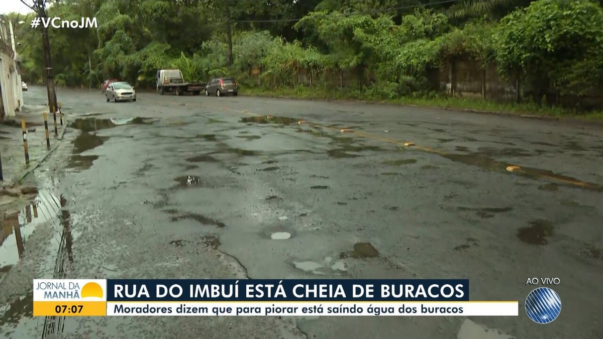 Moradores reclamam de rua cheia de buracos no bairro do Imbuí em