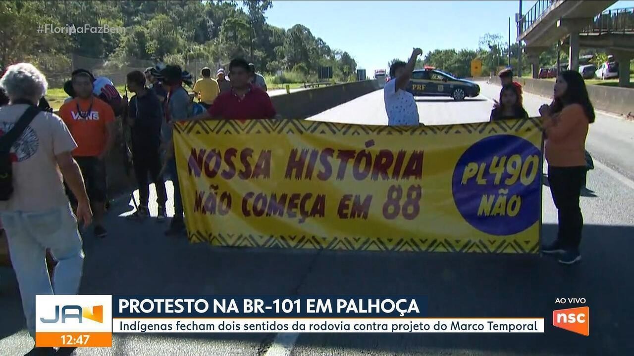 Indígenas queimam pneus e bloqueiam BR 101 na Grande Florianópolis em