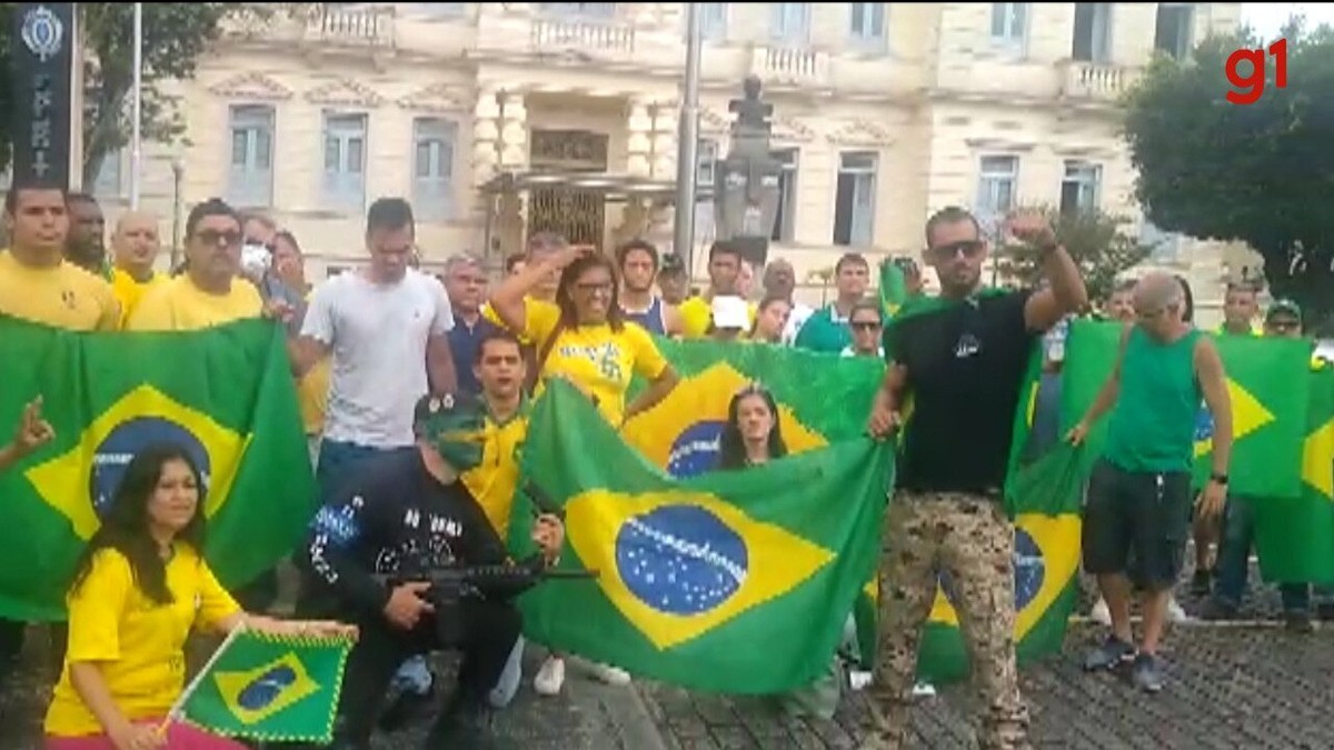 Grupo De Bolsonaristas Protesta Na Frente Do Quartel Da Mouraria Em