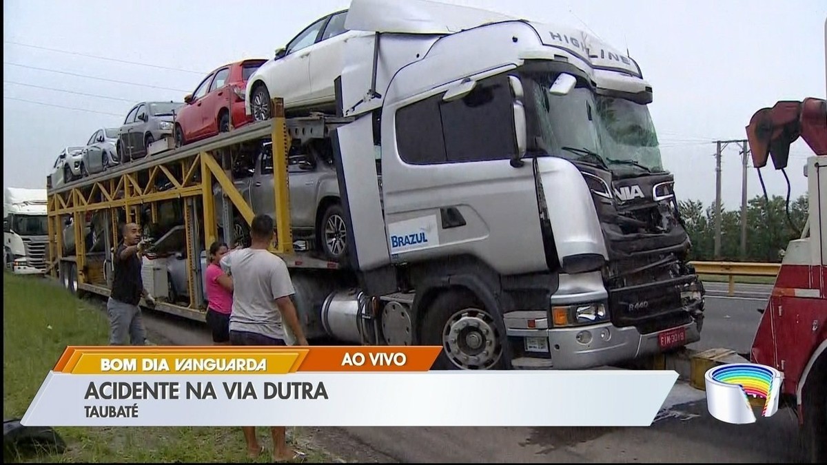 Acidente entre caminhões causa congestionamento na Dutra em Taubaté