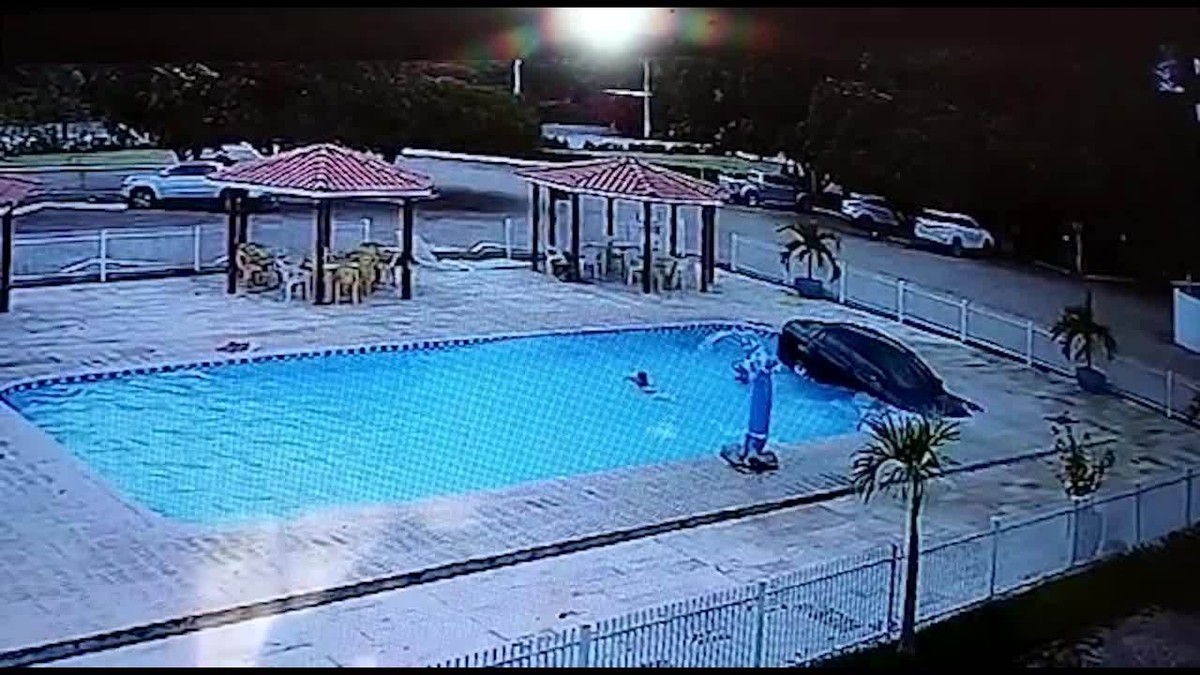 Vídeo carro invade piscina de hotel e quase atropela crianças no Sul