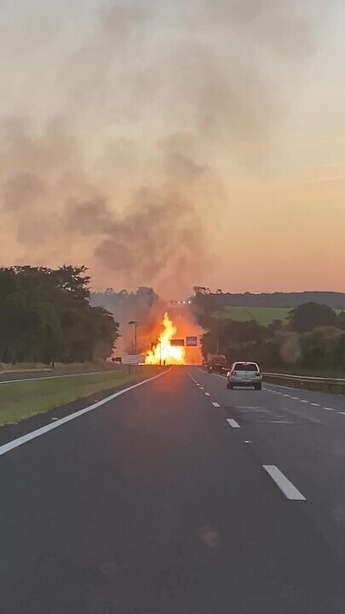 Caminh O Etanol Pega Fogo Ap S Acidente E Interdita Rodovia C Ndido