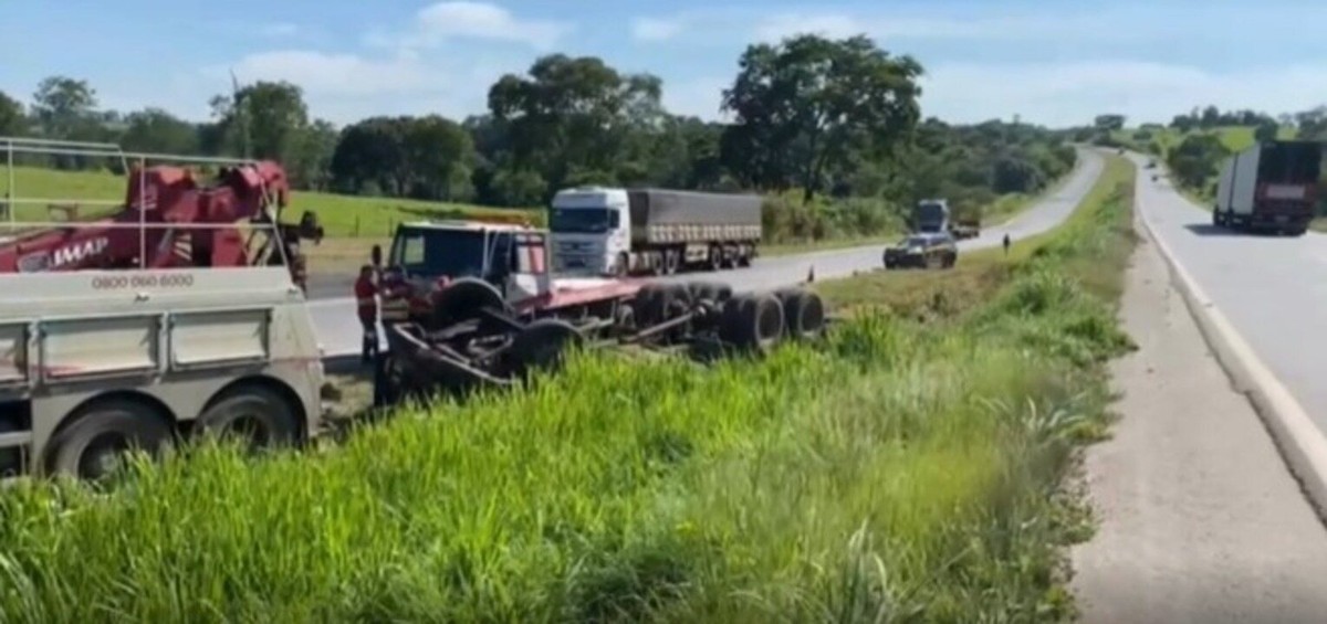 Caminhoneiro e passageiro morrem após caminhão tombar na BR 153 vídeo