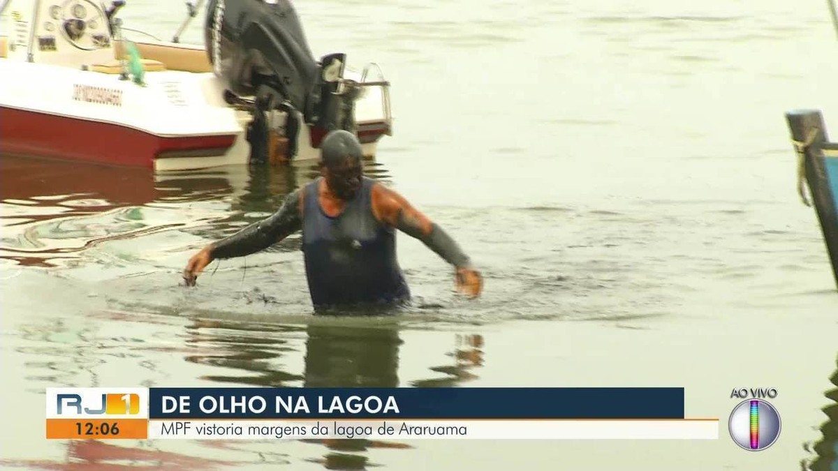 Pescador Refaz Cena Do Homem Lama Para Mostrar Polui O Na Lagoa De