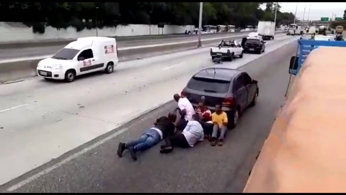 Imagens Mostram Pessoas Se Protegendo De Tiroteio Na Av Brasil Tiro