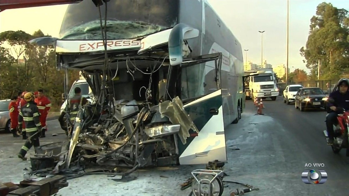 Acidente Entre Nibus De Turismo E Caminh O Deixa Feridos Na Br Em