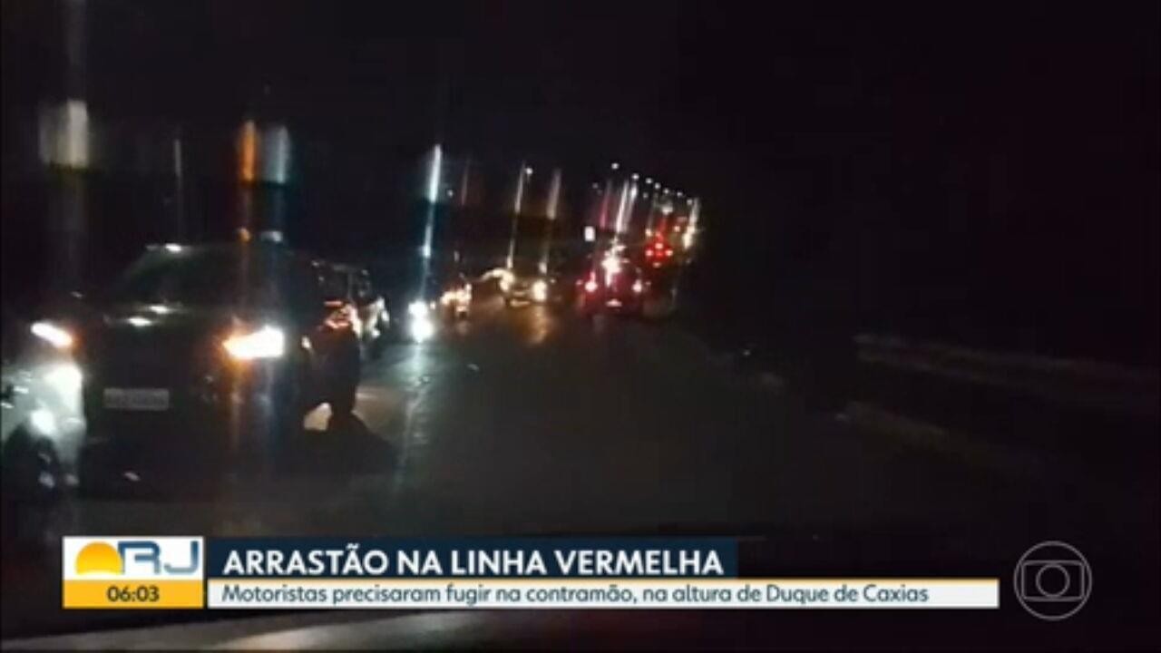 VÍDEO bandidos trocam tiros PMs na Linha Vermelha e motoristas