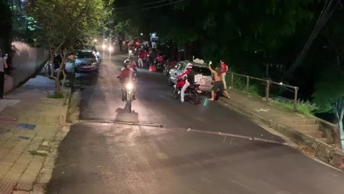 Entregadores protestam em frente a prédio de clientes após caso de