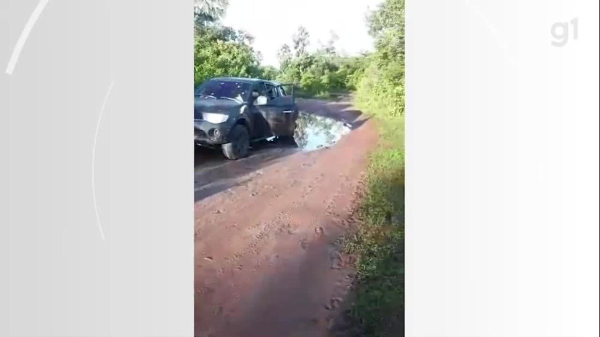 Caminhonete é encontrada ligada coberta de tiros e manchas de sangue em