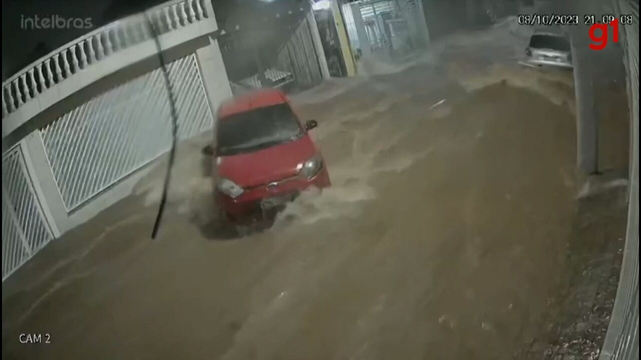 Temporal Arrasta Carros Alaga Teatro Abre Buracos Nas Ruas E Derruba