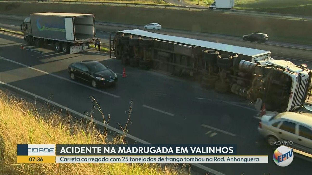 Carreta Toneladas De Frango Tomba E Trava Trecho Da Rodovia