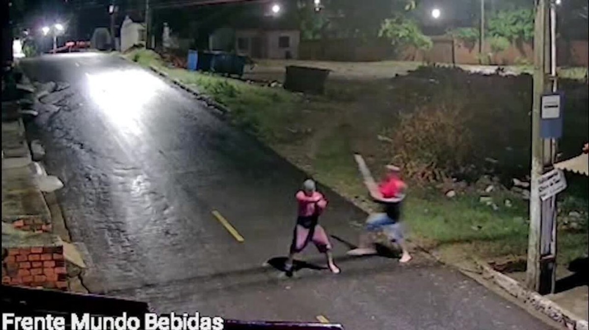 V Deo Criminosos Derrubam Moto Casal E Beb Para Cometer Assalto