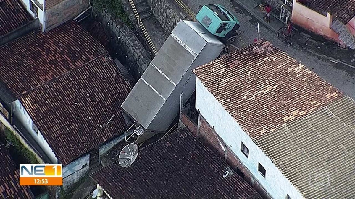 Casa atingida por caminhão que ficou pendurado em ladeira tem metade da