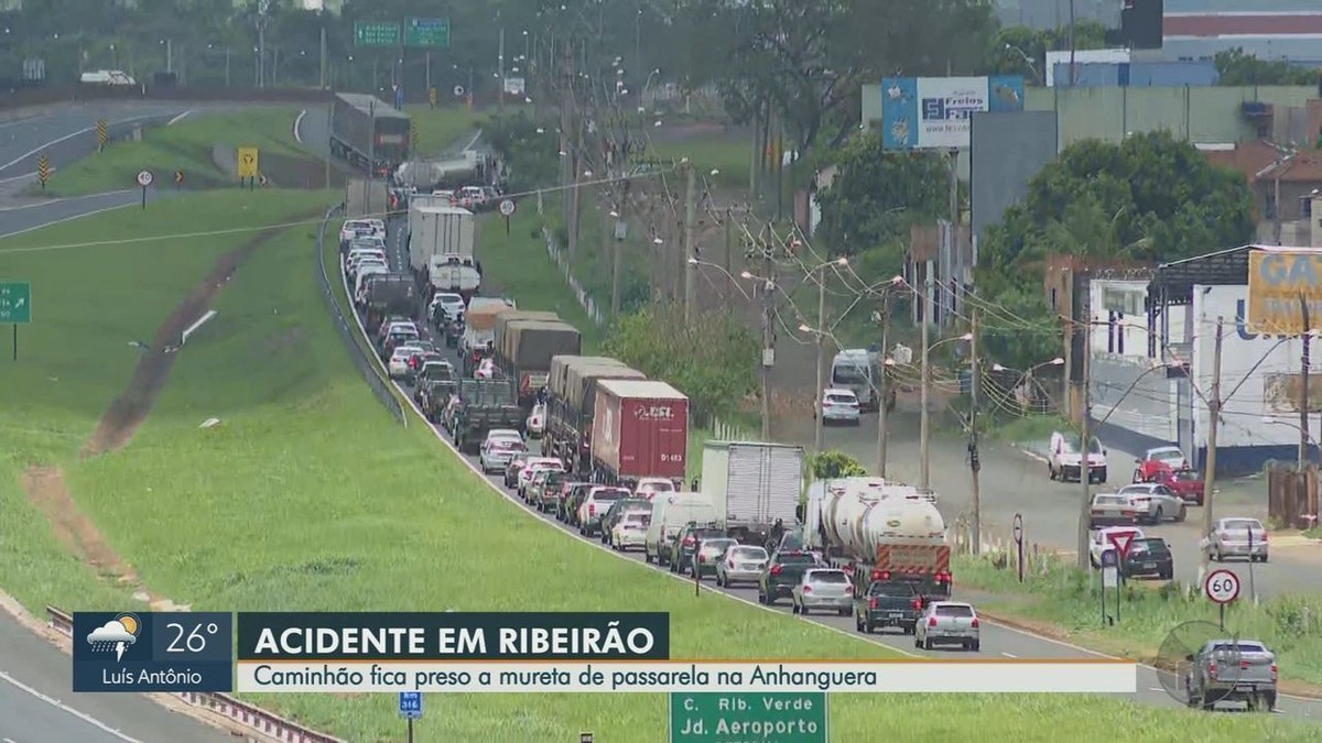 Motorista Fica Ferido Ao Bater Carreta Contra Barreira Na Rodovia