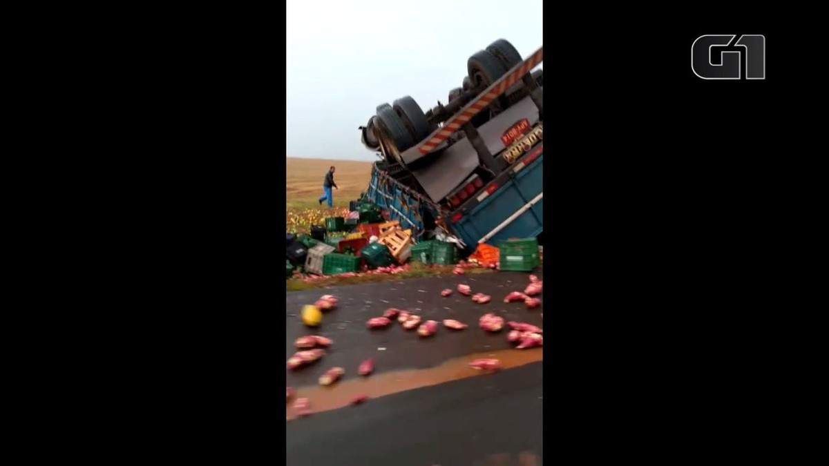 Homem morre após caminhão carregado frutas e legumes tombar na PR