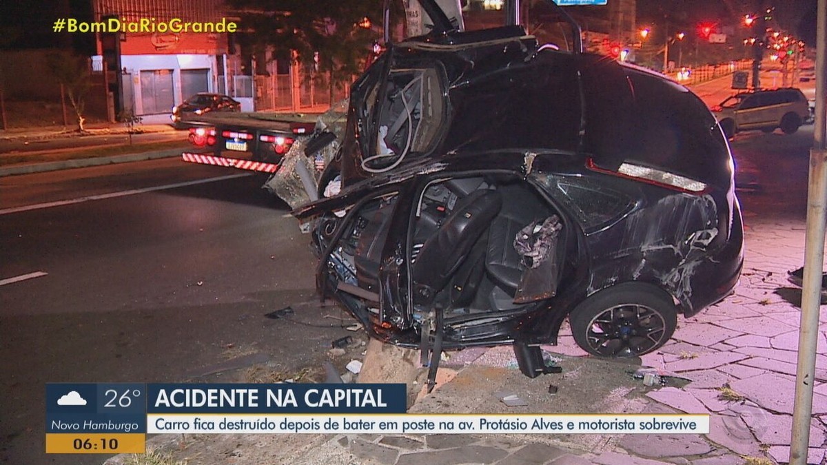 Carro se contorce após motorista bater contra poste em Porto Alegre