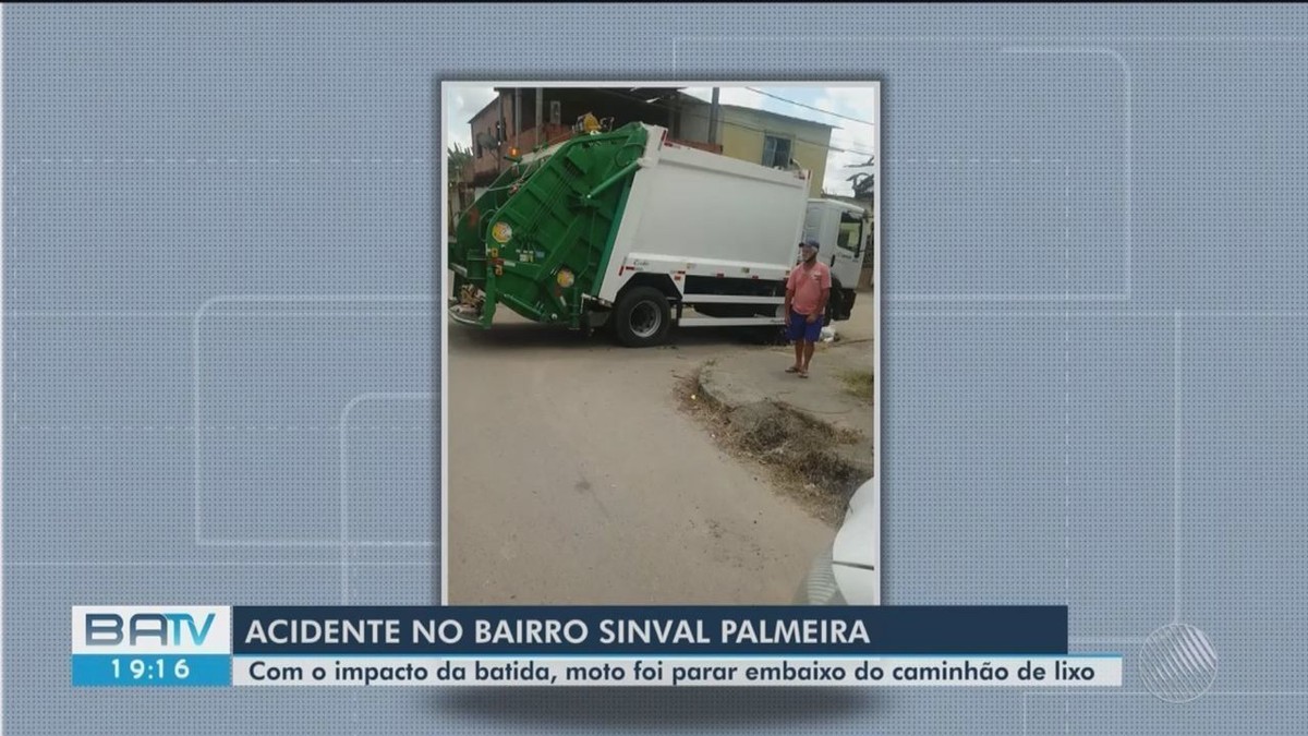 Moto fica destruída após bater contra caminhão da coleta de lixo em