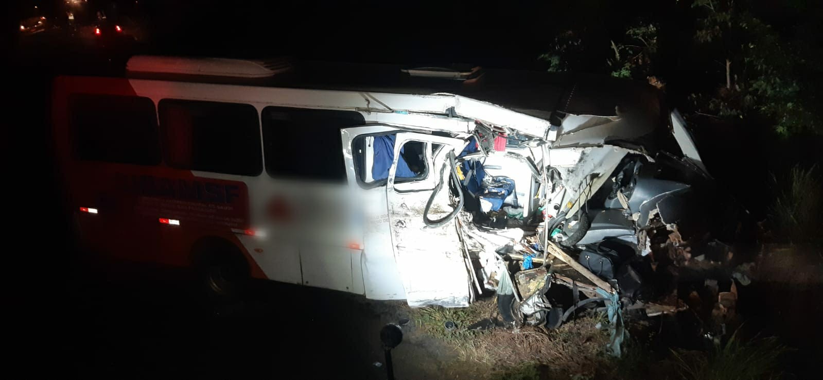 Micro Nibus Bate Em Traseira De Caminh O Na Mgc E Duas Passageiras