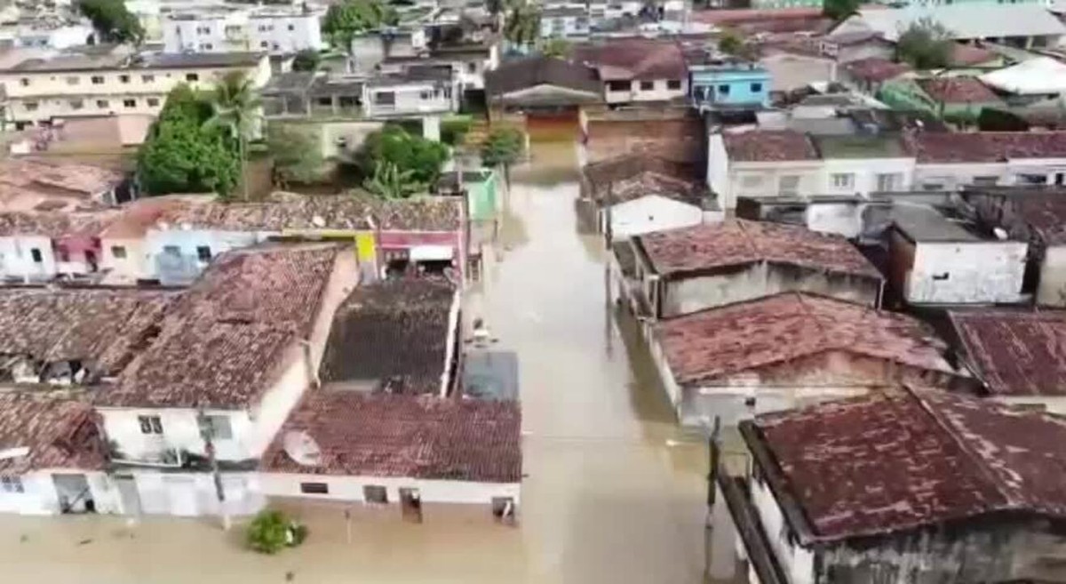 VÍDEO São Miguel dos Campos AL tem ruas alagadas pela chuva Governo