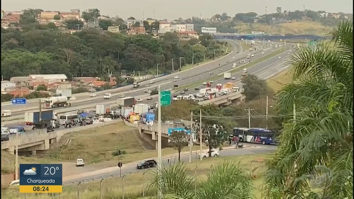 Engavetamento 4 veículos interdita via marginal da Rodovia D Pedro