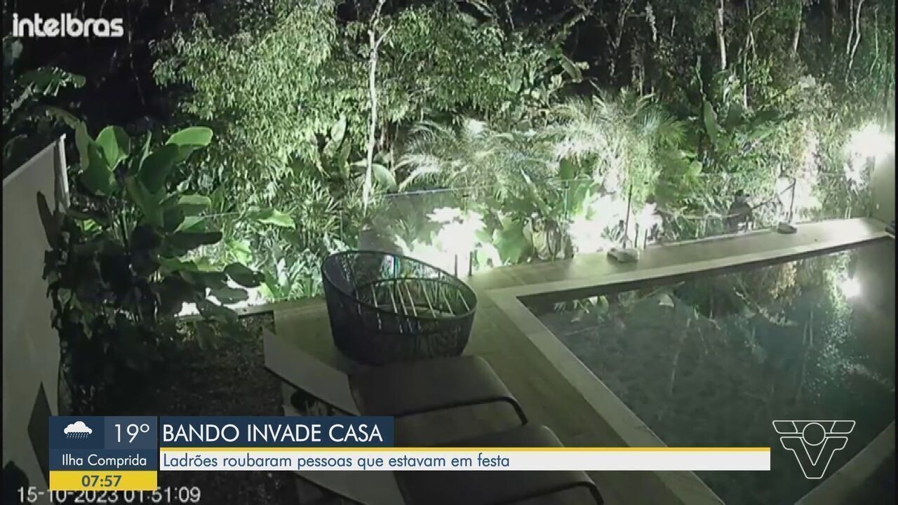 Quadrilha invade condomínio e rende mais de 20 pessoas durante festa em