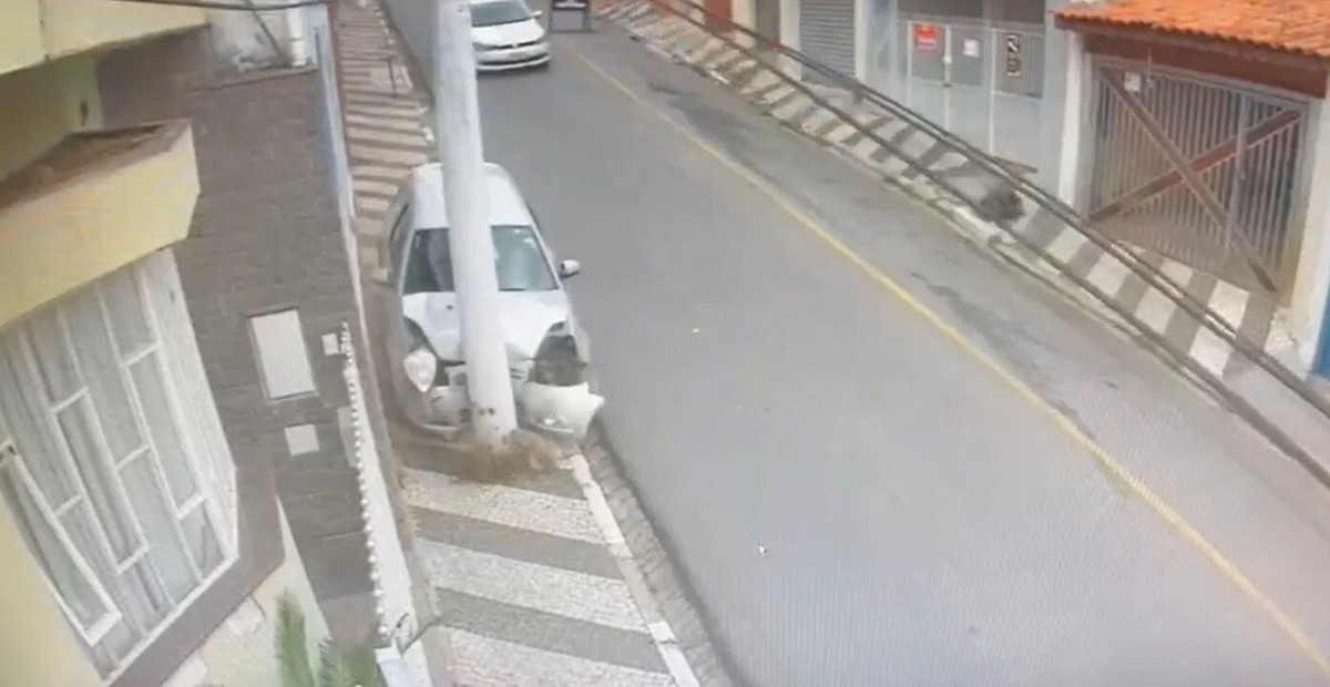 V Deo Carro Perde O Freio Desce Ladeira Sem Motorista E Bate Em Poste