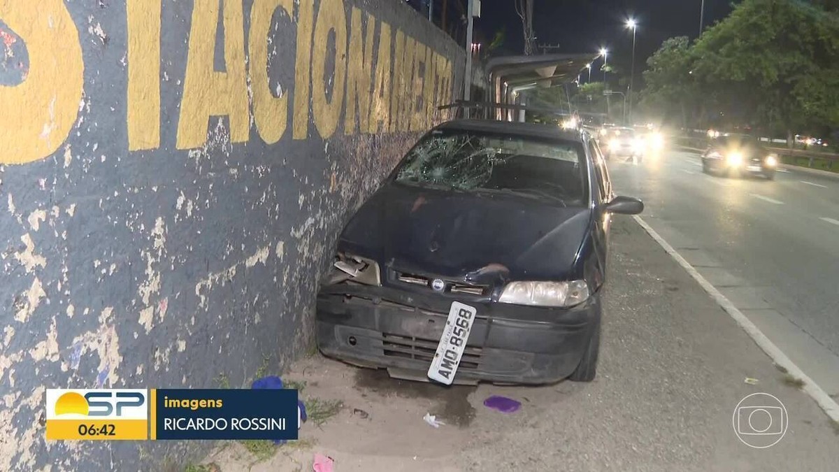 Motorista de carro atropela 6 pessoas em ponto de ônibus na Marginal