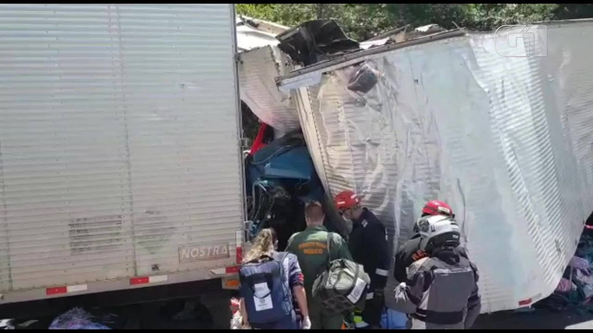 Motorista Morre Em Batida Entre Caminh O E Duas Carretas Na Br Em