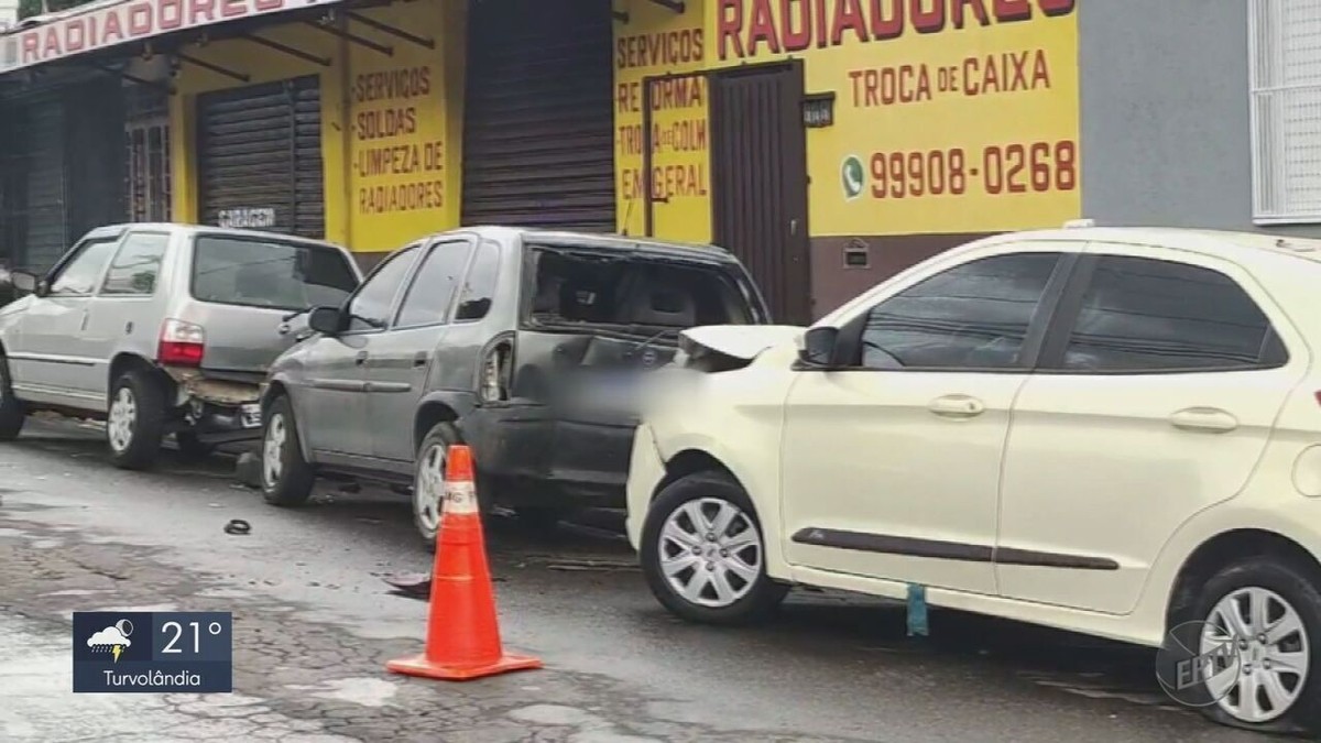 Casal é preso após furtar veículo e atingir outros dois carros durante