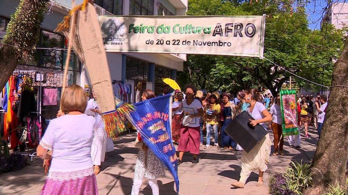 Foto comemorativa marca o Dia da Consciência Negra na UFRGS Rio