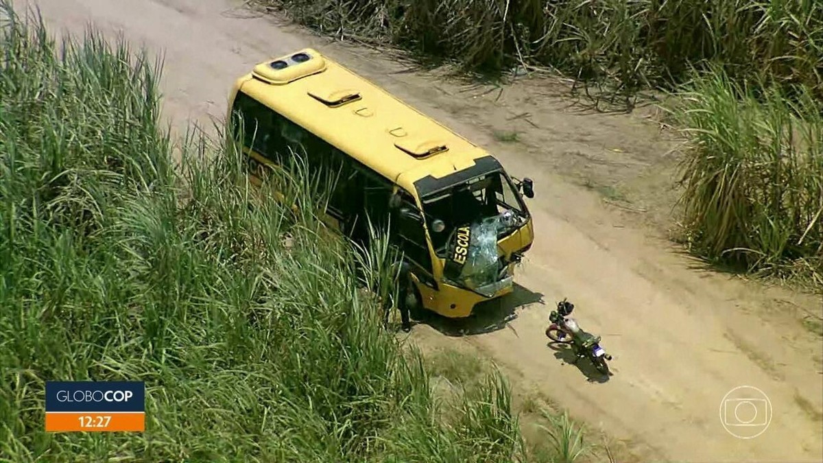 Ônibus escolar e caminhão batem de frente e acidente deixa 17 feridos