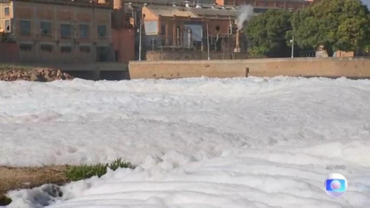 Espuma tóxica toma conta do Rio Tietê em Salto e Itu no interior de SP