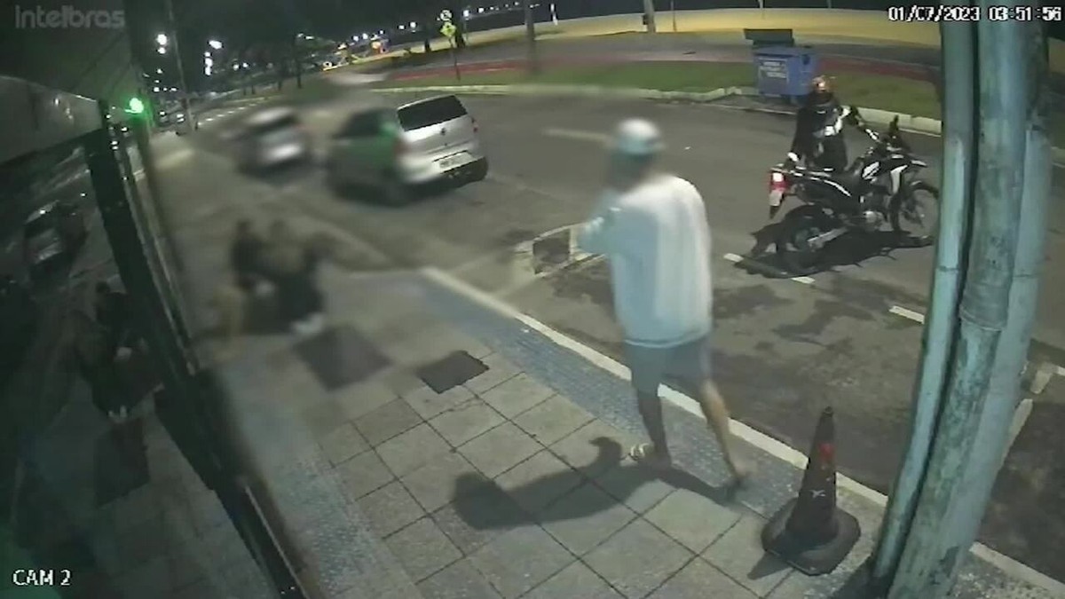 VÍDEO Jovem é baleado durante tentativa de assalto e mesmo ferido vai