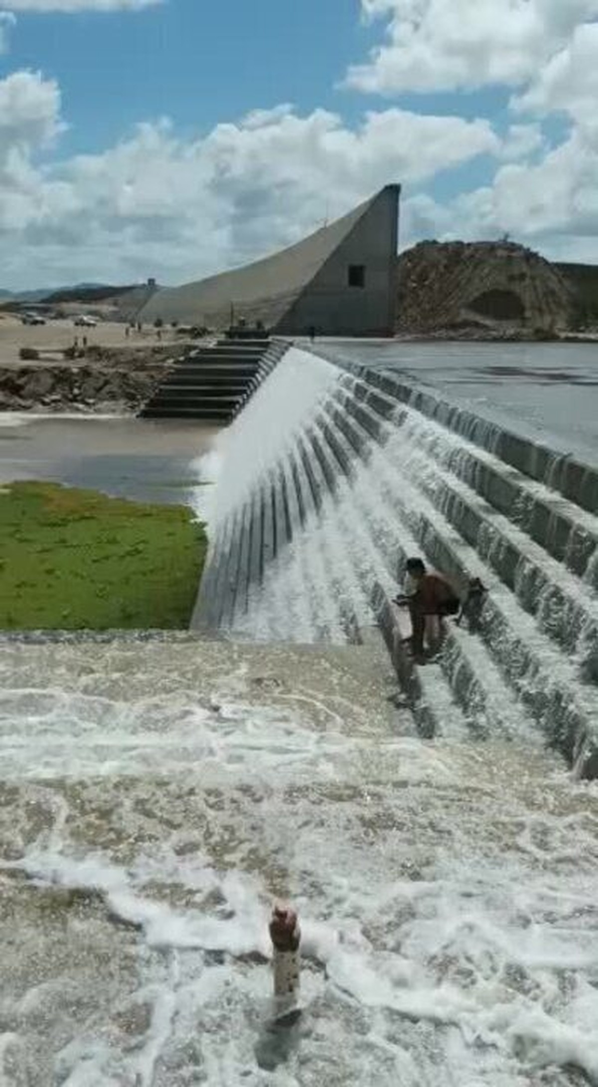 Moradores Registram Sangria Na Barragem De Oiticica No Rn Veja