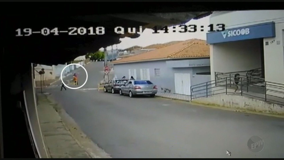 Foi um milagre diz homem após escapar de ser atropelado por carro