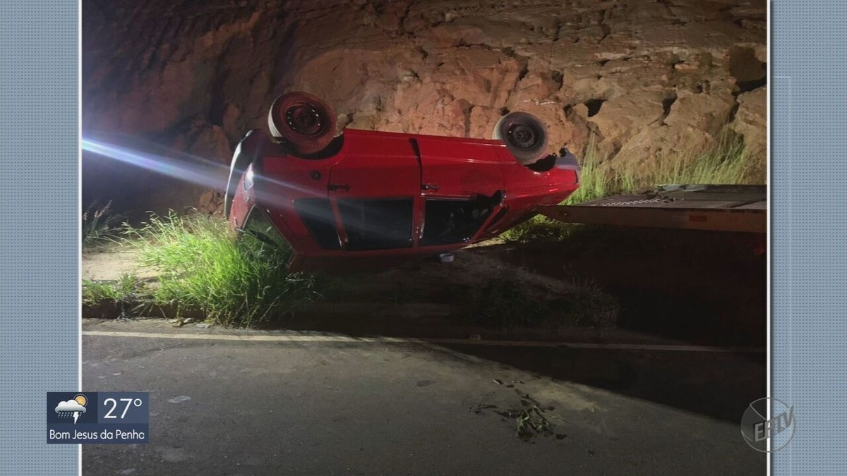 Motorista morre após tentar atender celular capotar carro e cair de