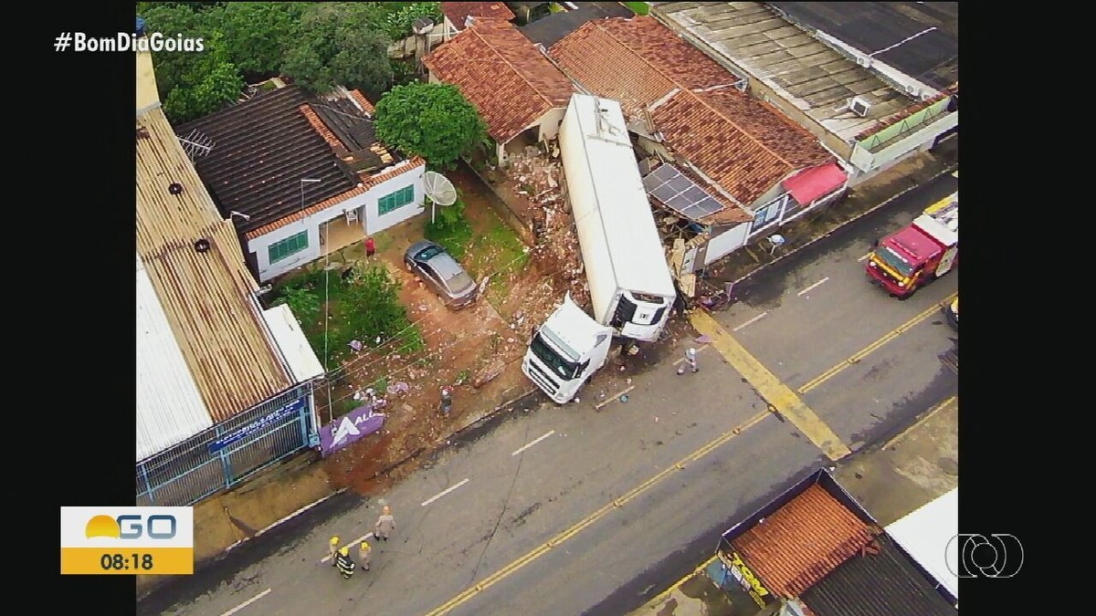 Carreta Desgovernada Invade Tr S Casas Em Bela Vista De Goi S V Deo