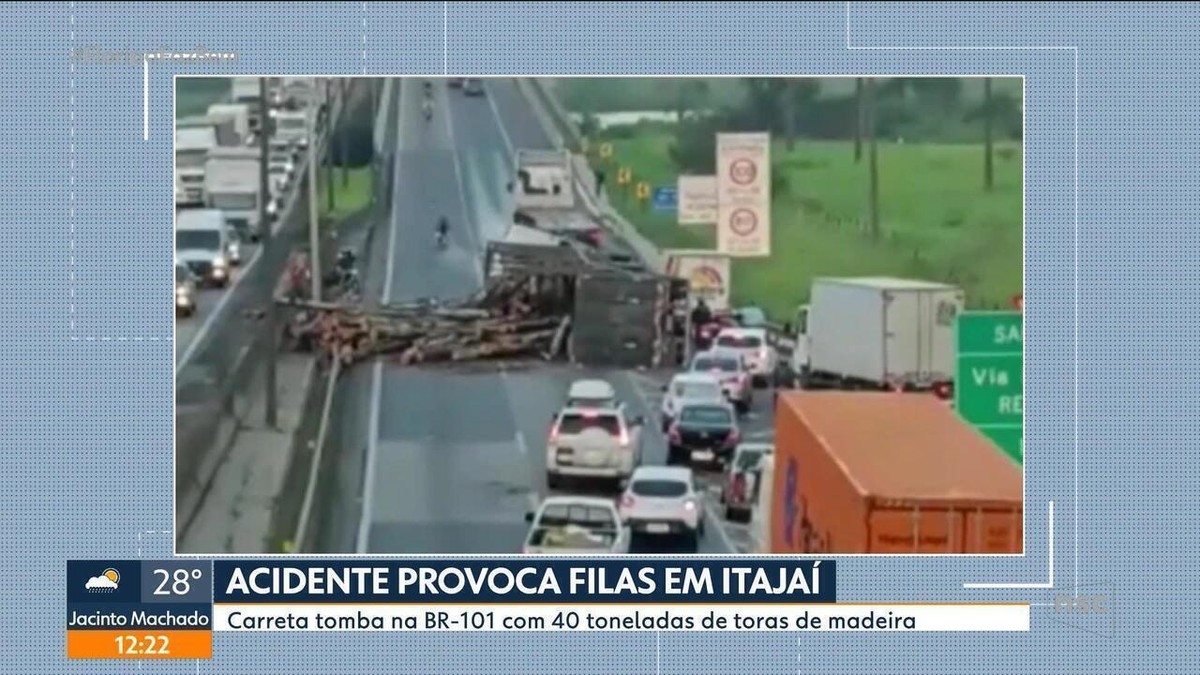 Carreta Tomba Na Pista E Carga De Toras De Madeira Interdita BR 101 Em