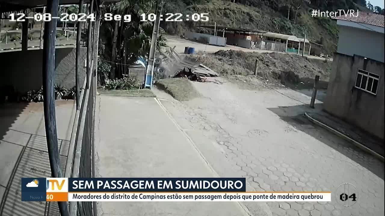 Ponte De Madeira N O Suporta Peso De Caminh O E Desaba Em Sumidouro