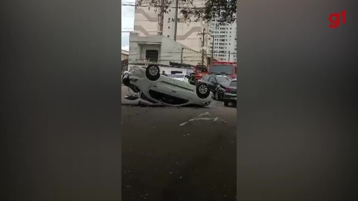 Dois veículos se chocam e um capota em cruzamento em Belém VÍDEO