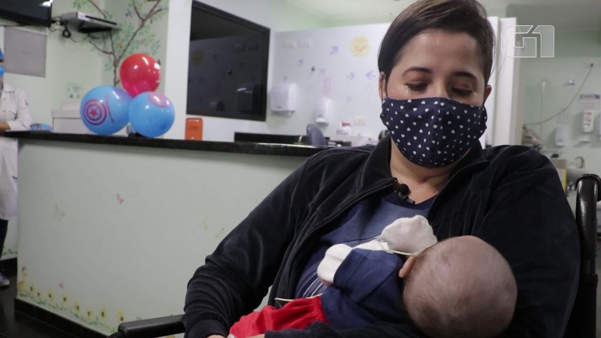 Mãe que passou por parto de emergência enquanto estava intubada devido