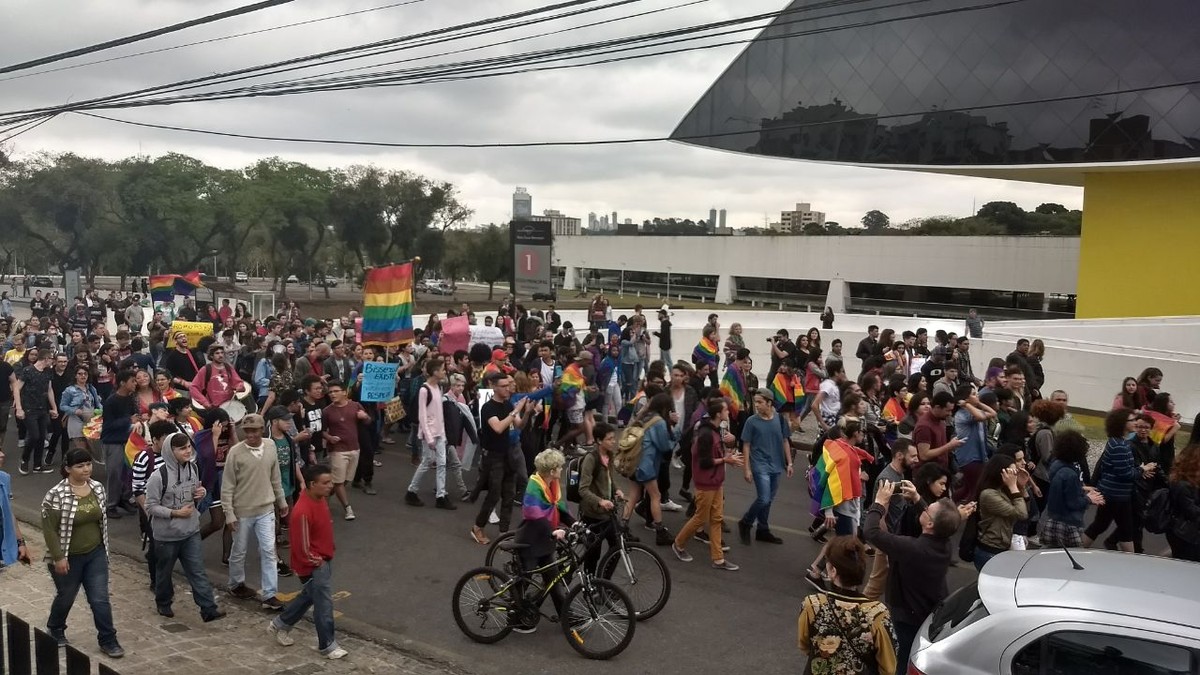 Manifestantes Protestam Em Curitiba Contra Liminar Que Libera Tratamento Para Cura Gay