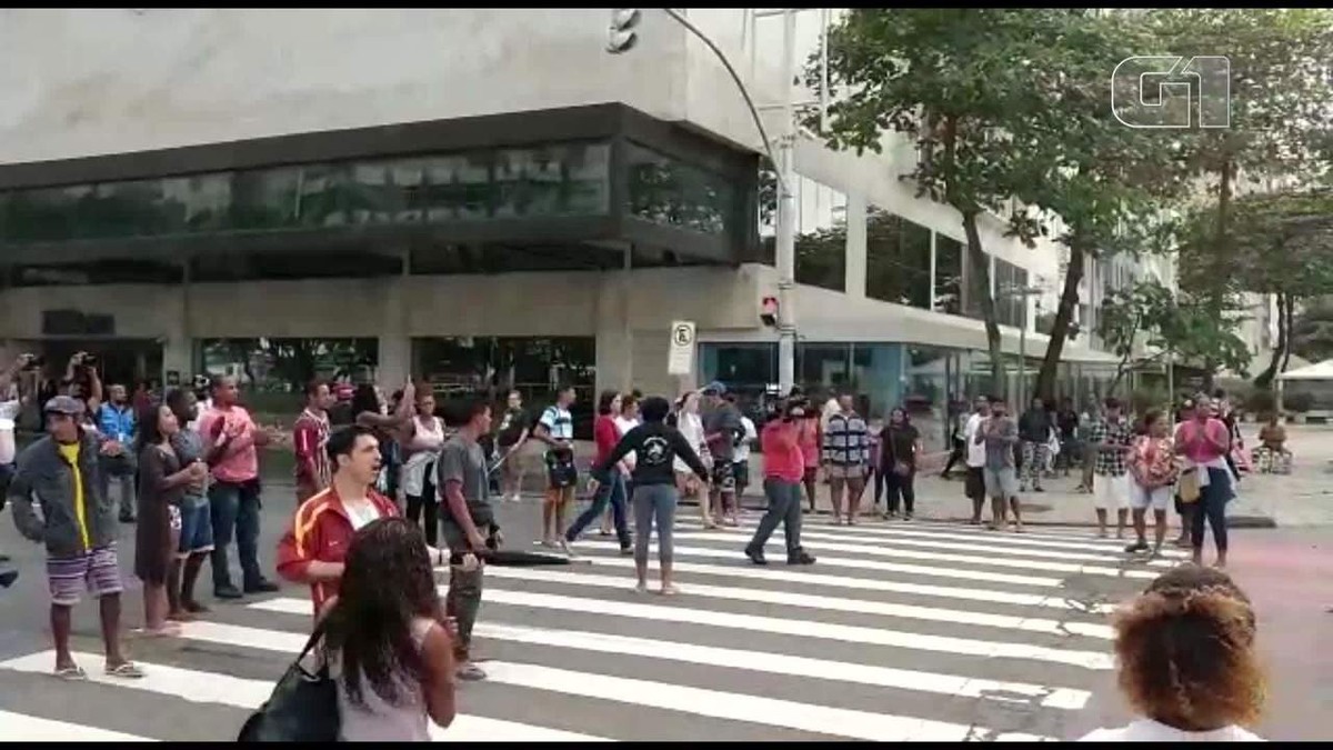 Moradores fazem protesto após morte de jovem no Morro Chapéu Mangueira