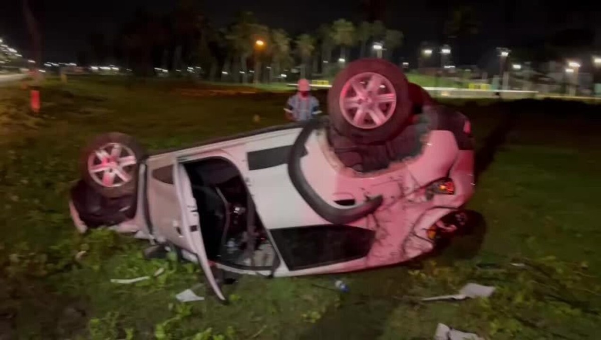 Motorista Perde Controle De Carro Derruba Sem Foro E Outro Carro