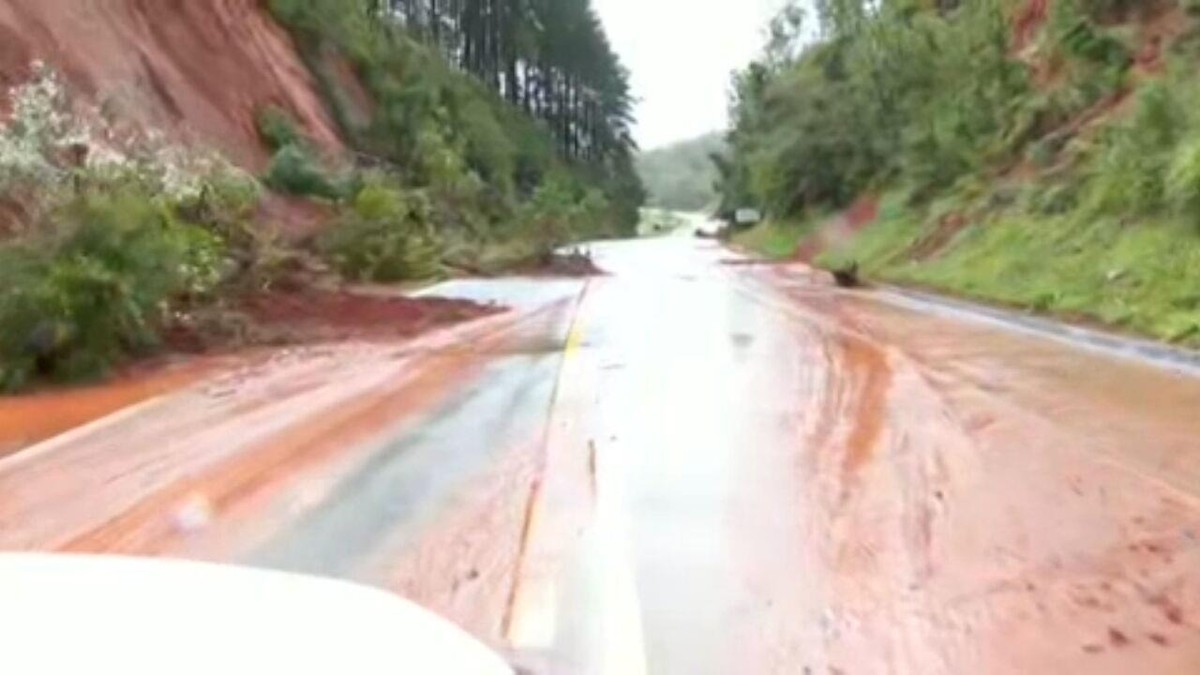 Motorista Morre Afogado Ap S Carro Ficar Submerso Durante Tempestade Em