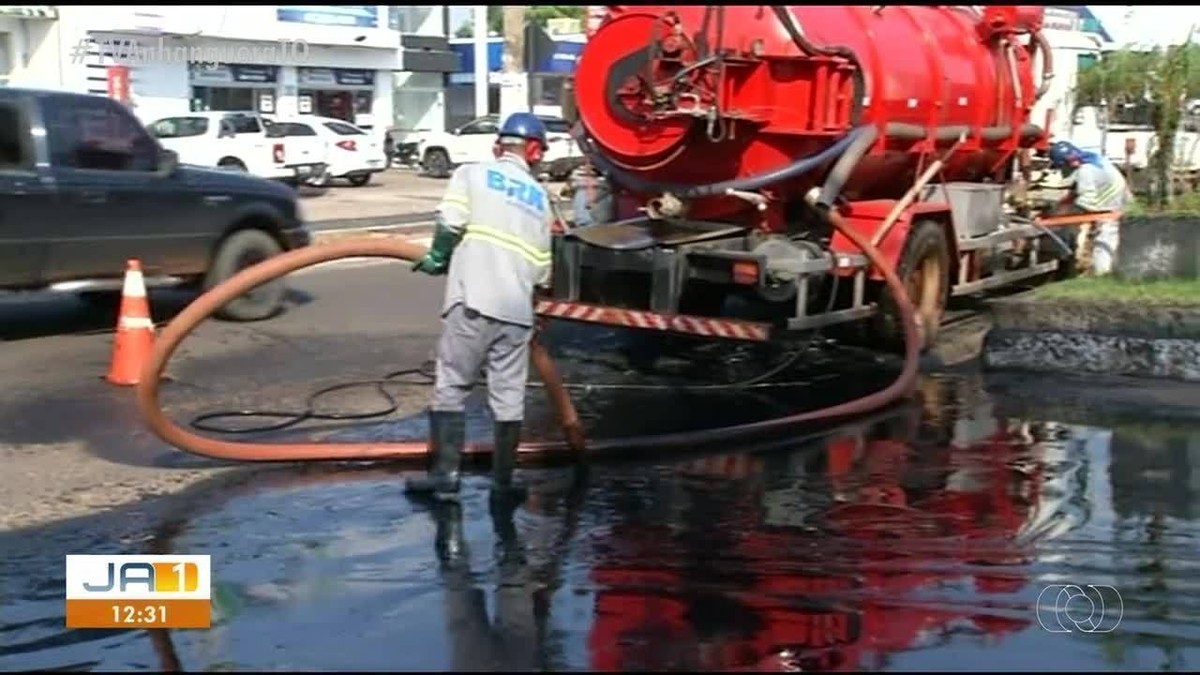 Vazamento De Esgoto Contamina C Rrego E Causa Mau Cheiro Em Avenida No