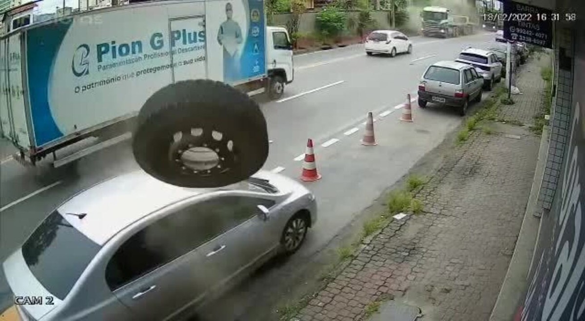 Roda se desprende de caminhão e atinge dois veículos no Centro de Volta