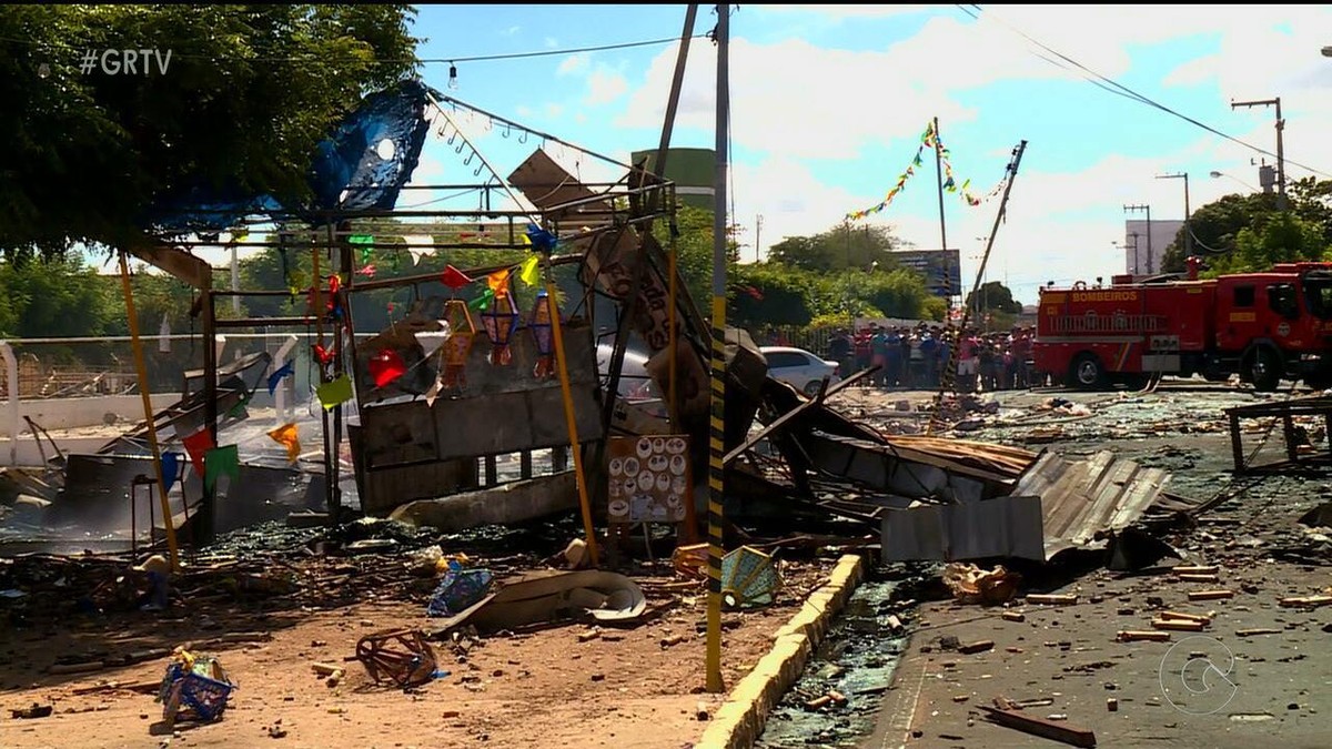 Barraca de fogos explode atingindo casas carros e cemitério em